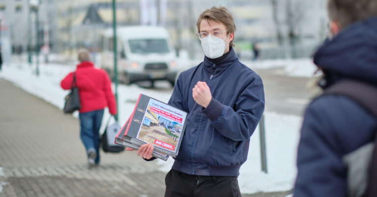 Stefan Kunath hält die Ordner mit allen Unterschriften vor dem Klinikum Frankfurt (Oder) in der Hand