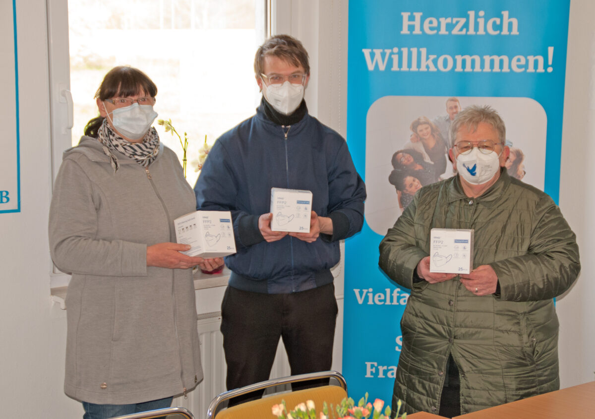 Frau Koschwitz, Stefan Kunath und Bettina Fortunato in der Gemeinschaftsunterkunft Seefichten